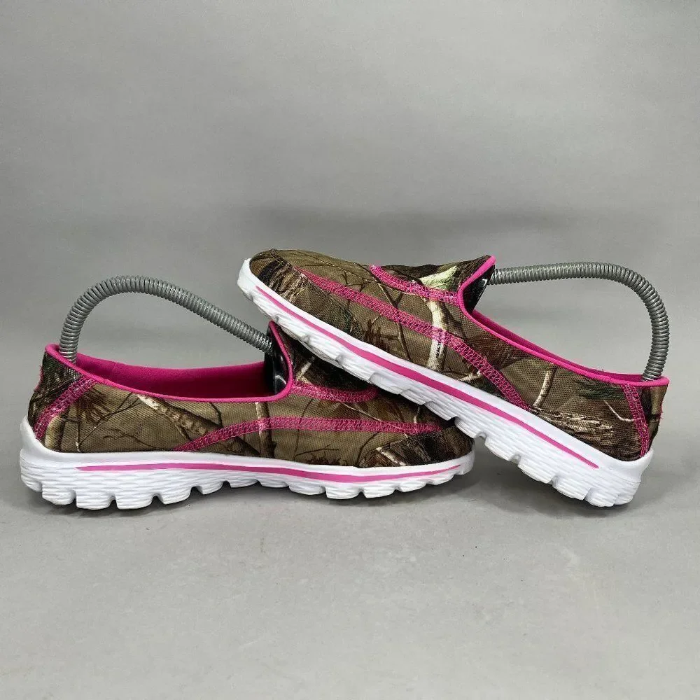 Skechers Girl's Size 5 Go Walk 2 - The Real‎ Deal Slip On Camouflage Sheos